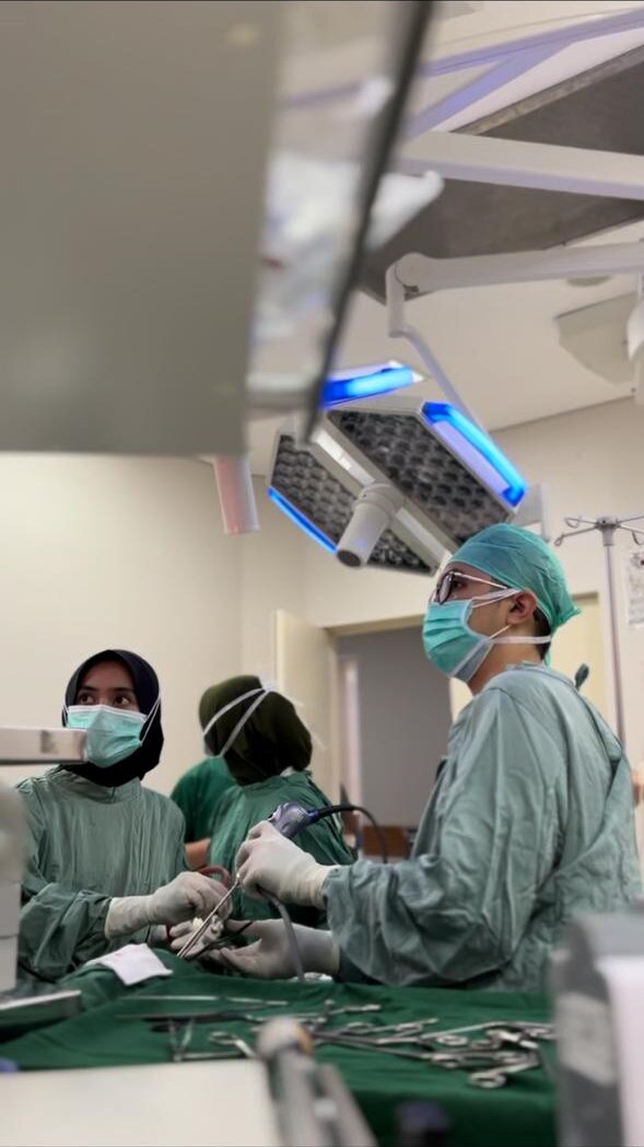 Tindakan bedah endoskopi sinus (FESS) di kamar operasi