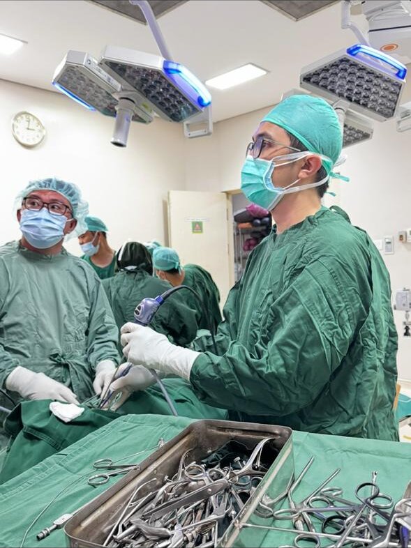 Tindakan bedah endoskopi sinus (FESS) di kamar operasi