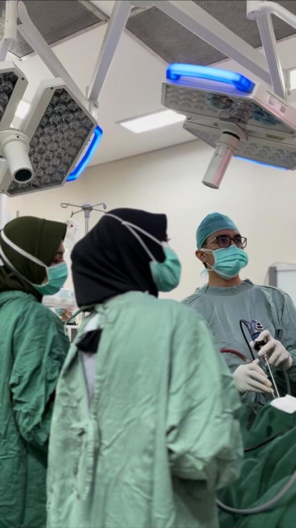 Tindakan bedah endoskopi sinus (FESS) di kamar operasi