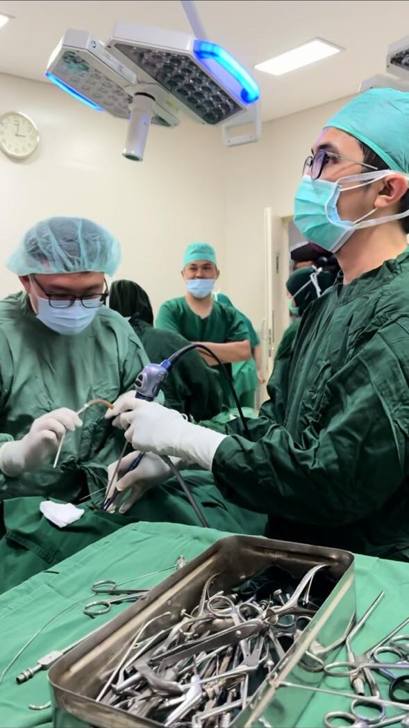 Tindakan bedah endoskopi sinus (FESS) di kamar operasi